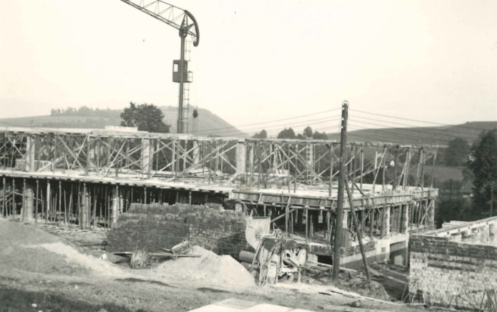 Výstavba budovy školy v roce 1960